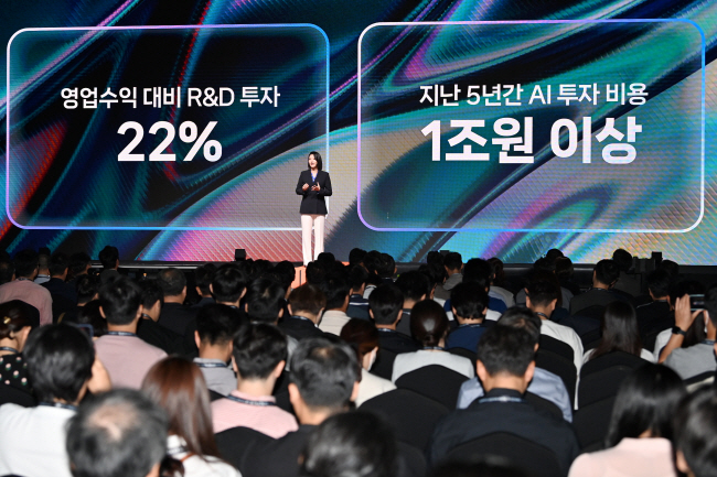 최수연 네이버 대표가 24일 오전 서울 강남구 삼성동 그랜드 인터컨티넨탈 서울 파르나스 호텔에서 열린 ‘팀 네이버 컨퍼런스 단(DAN) 23’에서 네이버의 생성형 인공지능(AI) ‘하이퍼클로바X’와 대화형 AI 서비스 ‘클로바X’, 생성형 AI 검색 서비스 ‘큐(CUE:)’를 소개하고 있다. 단 컨퍼런스는 네이버가 미래 사업 전략과 기술 방향성을 공유하는 행사다. 문호남 기자