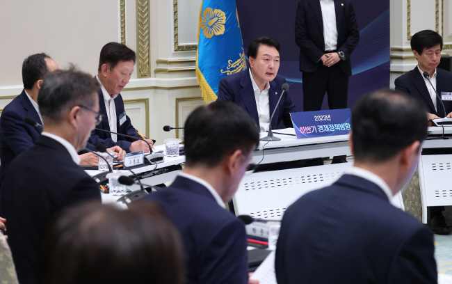 윤석열 대통령이 지난달 4일 청와대 영빈관에서 열린 2023년 하반기 경제정책에 관한 제18차 비상경제민생회의를 주재하고 있다.  뉴시스