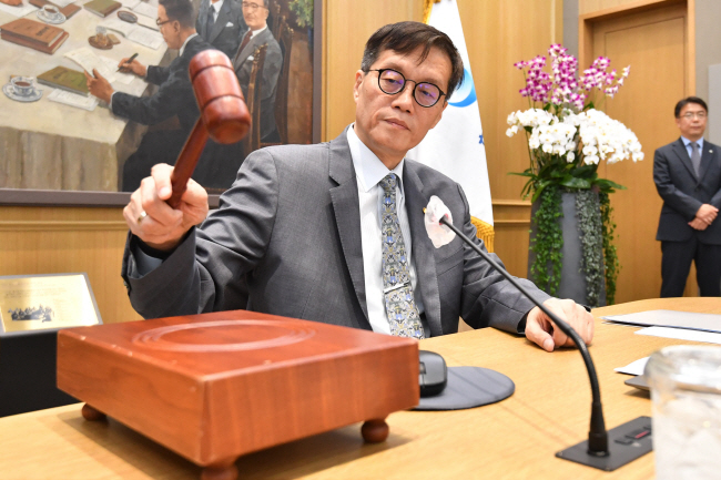 이창용 한국은행 총재가 24일 오전 서울 중구 남대문로 한은 본부에서 열린 금융통화위원회를 주재하면서 의사봉을 두드리고 있다.  사진공동취재단