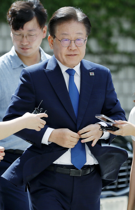 이재명 더불어민주당 대표가 25일 서울중앙지방법원에서 열린 공직선거법 위반 혐의 공판에 출석하고 있다. 뉴시스