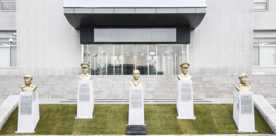 문재인 정부 때인 2018년 3월1일 육군사관학교 사관생도 교육의 상징건물인  충무관 정중앙 현관 앞에 제막한 독립전쟁 영웅 5인의 흉상 표지석. 왼쪽부터 홍범도 장군, 지청천 장군, 이회영 선생, 이범석 장군, 김좌진 장군. 국방부는 공산주의자인 홍범도 장군 흉상 건립은 공산주의 국가인 북한 침략 대비하고 자유민주주의 수호 정체성을 교육하는 육사생도의 교육 정신에 위배된다며 이전 이유를 설명했다. 육군 제공