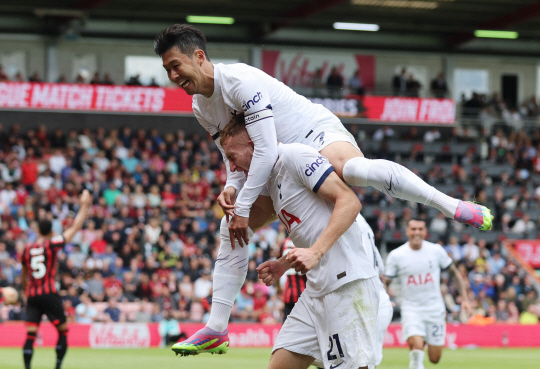 손흥민이 26일 영국 본머스의 바이탈리티 스타디움에서 열린 잉글랜드 프로축구 프리미어리그 3라운드 본머스와의 경기에서 추가 골을 넣은 데얀 쿨루세브스키의 등에 올라 타며 기뻐하고 있다. 로이터 연합뉴스