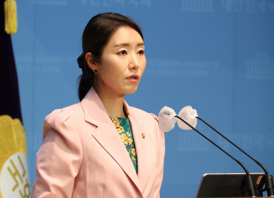 브리핑하는 강선우 더불어민주당 대변인. 연합뉴스