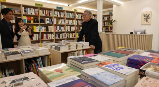 문재인 전 대통령이 4월 25일 오후 경남 양산시 하북면 평산마을 ‘평산책방’에서 현판식을 마친 뒤 책방 직원들과 이야기를 나누고 있다. 뉴시스(사진공동취재단)