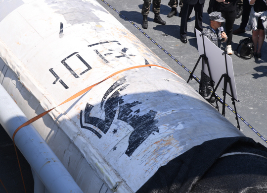 북한이 탄도미사일 기술을 이용해 발사한 우주발사체 ‘천리마 1형’의 잔해가 서해에 추락한 지 15일 만에 인양돼 지난 6월 16일 오후 경기도 평택시 포승읍 해군 2함대사령부로 이송, 언론에 공개되고 있다. 북한은 이 천리마-1형 결함을 보완해 오는 10월10일 노동당 창건일을 앞두고 오는 10월 3차 발사를 예고했다. 뉴시스 제공