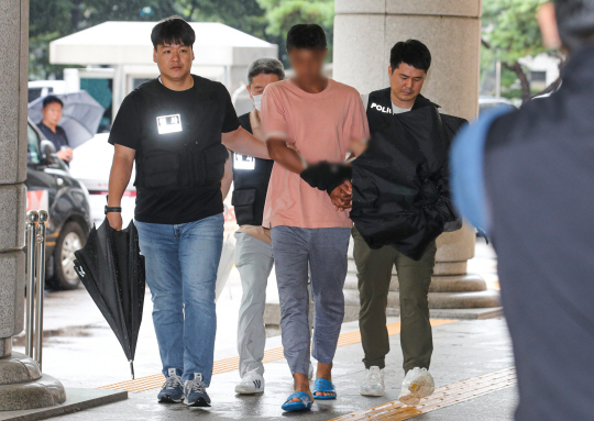 서울 은평구 주택가에서 흉기 난동을 벌인 A씨가 28일 오전 서울 마포구 서울서부지방법원에서 열린 영장실질심사에 출석하고 있다. 뉴시스