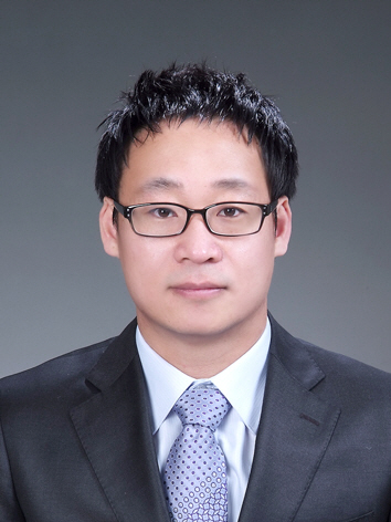 피부에 붙여도 느끼지 못하는 초박형 신축성 미세 동작 감지 센서를 개발한 배진혁 경북대 전자공학부 교수. 경북대 제공