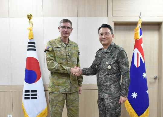 김승겸(오른쪽) 합참의장이 28일 앵거스 캠벨 호주 국방총장 접견에 앞서 악수를 하며 기념촬영을 하고 있다. 합동참모본부 제공