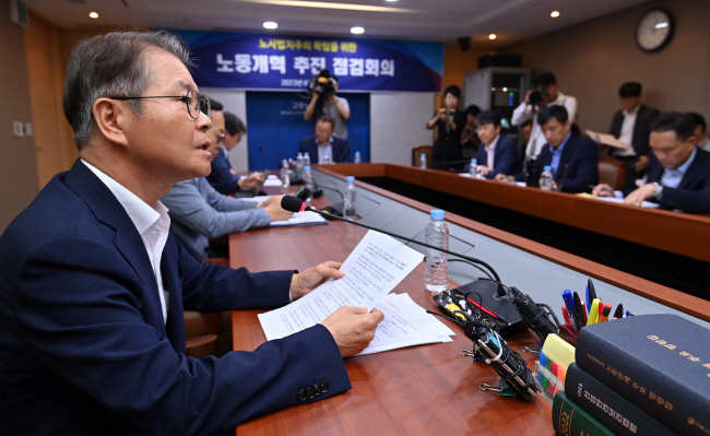 이정식 고용노동부 장관이 28일 오전 서울 중구 서울고용노동청에서 노동개혁 추진 점검회의를 열고 ‘노사 법치주의’를 재차 강조하고 있다. 백동현 기자