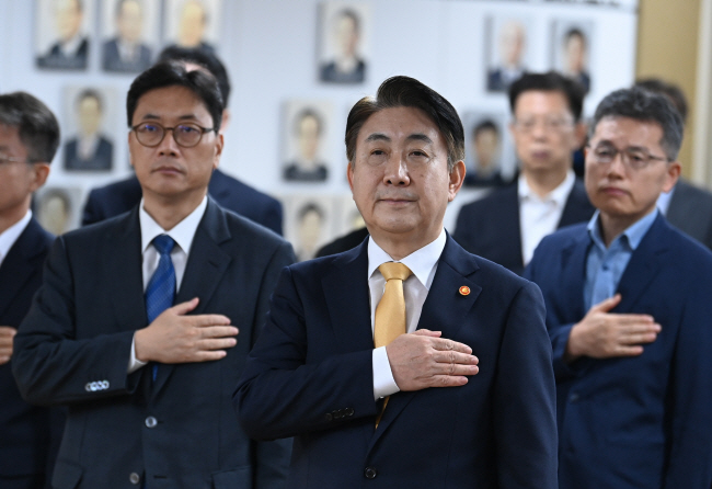 이동관 방송통신위원장이 28일 오전 정부과천청사 대강당에서 열린 취임식에서 국민의례를 하고 있다.  박윤슬 기자