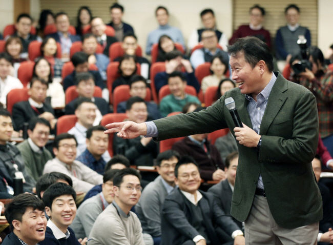 최태원 SK그룹 회장이 2019년 1월 시작한 구성원들과의 ‘행복 토크’에서 환한 표정으로 이야기를 나누고 있다. SK그룹 제공