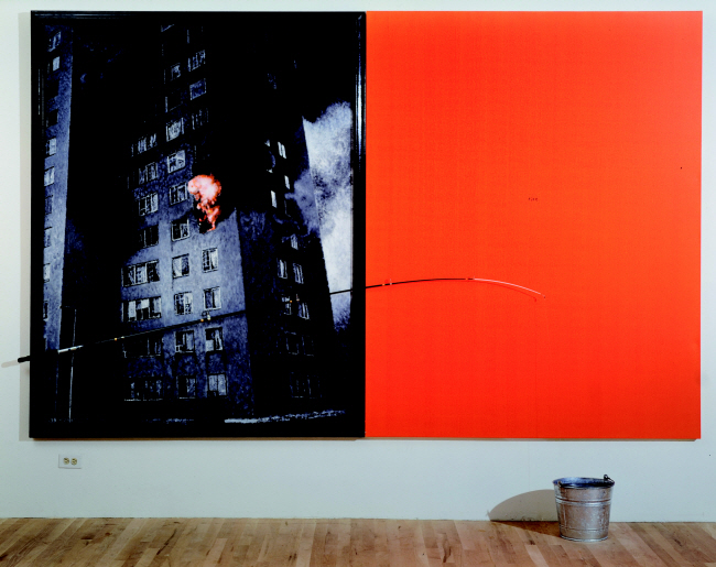 김구림 ‘음과 양 91-L 13’(1991), 캔버스 위에 아크릴, 낚싯대, 양동이, 213×335㎝. 개인 소장.  국립현대미술관 제공