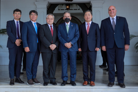 왼쪽부터 한국해운협회 원민호 이사, SK해운 김성익 대표, 한국해운협회 양창호 부회장, 파나마 대통령 라우렌티노 "니토" 코르티소 코엔(Laurentino "Nito" Cortizo Cohen), KSS해운 이승우 회장, 아타나시오 코스마스 시파키(Athanasio KOSMAS Sifaki) 주한파나마대사. 한국해운협회 제공