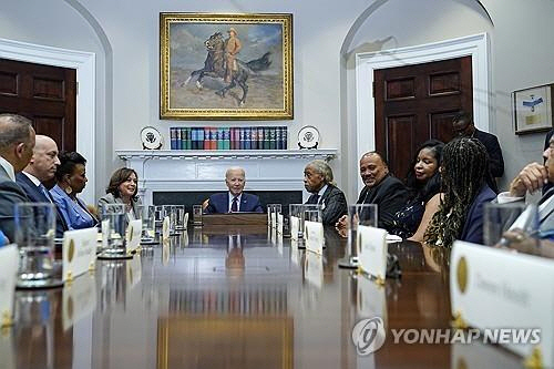 마틴 루서 킹 주니어 목사의 자녀 등 만난 바이든 AP 연합뉴스