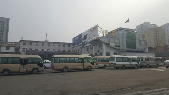 중국 단둥에서 북한 신의주로 가기 위해 대기 중인 미니버스들의 모습. 단둥=박세영 기자