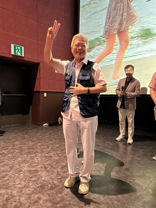 영화 ‘너의 순간’ 상영회 참석한 문재인 전 대통령. 영화로운형제 제공