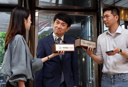이균용 대법원장 후보자가 29일 오전 서울 서초구에 위치한 인사청문회 준비 사무실로 출근하고 있다. 뉴시스