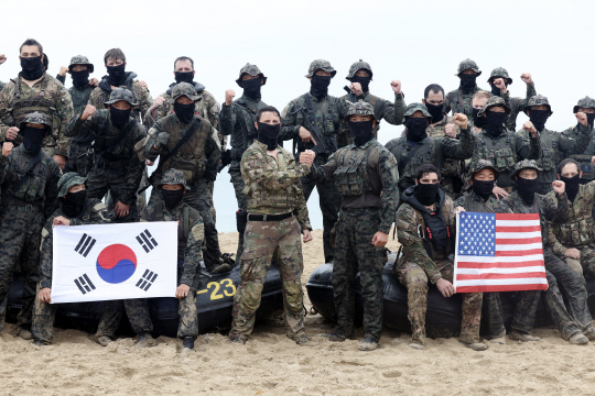 육군특수전사령부 비호부대와 주한미군특수작전사령부 장병들이 28일 오전 강원도 양양 해상침투전술훈련장에서 2023 ‘을지 자유의 방패/타이거(UFS/TIGER)’ 일환으로 연합 해상침투훈련 마친 한미 장병들이 기념촬영을 하고 있다. 국방일보 제공