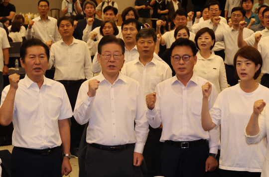 29일 강원도 원주 오크밸리에서 열린 더불어민주당 국회의원 워크숍에서 이재명 대표와 박광온 원내대표 등이 결의문 발표 후 구호를 외치고 있다. 연합뉴스
