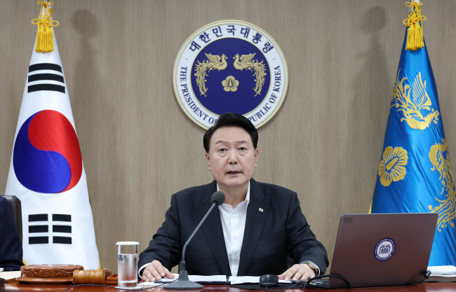 윤석열 대통령이 29일 오전 용산 대통령실 청사에서 2024년 예산안 의결을 위한 국무회의를 주재하면서 “재정 만능주의와 선거 매표 예산을 단호히 배격해 절약한 재원으로 서민과 취약계층, 사회적 약자를 더욱 두텁게 지원하겠다”고 밝히고 있다. 연합뉴스