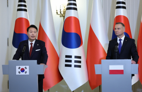 폴란드를 공식 방문 중인 윤석열 대통령이 지난 7월 13일(현지시간) 바르샤바 대통령궁에서 안제이 두다 폴란드 대통령과의 한·폴란드 정상회담 공동언론발표에서 발언하고 있다.연합뉴스
