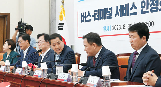 30일 오전 국회에서 열린 ‘버스-터미널 서비스 안정화 방안’ 당정협의회에 참석한 박대출(왼쪽 네 번째) 국민의힘 정책위의장이 백원국(〃다섯 번째) 국토교통부 2차관과 대화를 나누고 있다. 왼쪽부터 김정재·송석준·이만희 의원, 박 의장, 백 차관, 이윤상 국토부 교통물류실장.   곽성호 기자