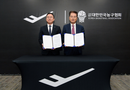 문성준 프로스펙스 대표와 권혁운 대한민국농구협회장이 1일 서울 용산구 LS용산타워에서 열린 농구 국가대표팀 후원 협약 체결 이후 기념 사진을 찍고 있다. 프로스펙스 제공