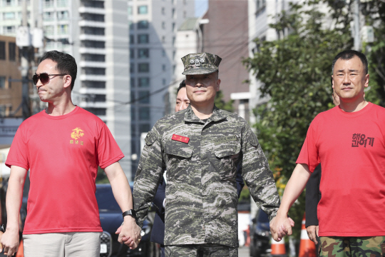 박정훈 전 해병대 수사단장이 해병대 동기 전우와 1일 오전 동기들의 손을 잡고 서울 용산구 국방부 군사법원으로 향하고 있다. 뉴시스