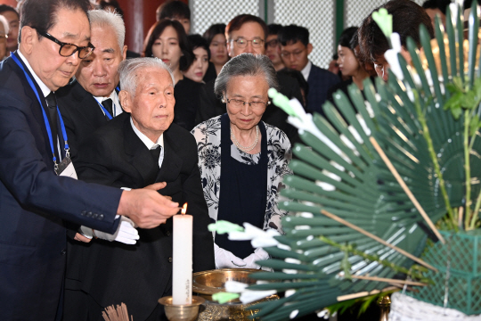 이인수 박사 내외가 1일 오전 서울 강북구 수유동 4·19 묘역 유영봉안소를 참배하고 있다. 문호남 기자