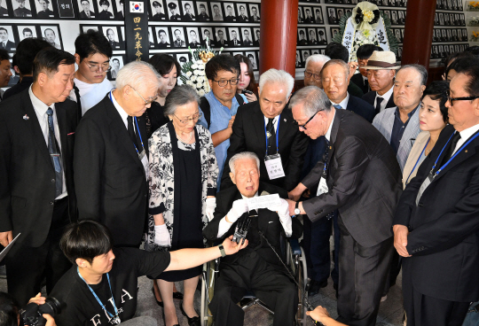 이인수 박사가 4·19 묘역 유영봉안소 희생자 영정 앞에서 사과문을 읽고 있다. 문호남 기자