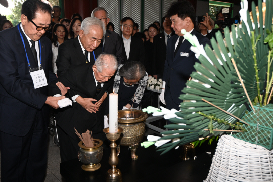 이인수 박사가 주변의 부축을 받으며 4·19 혁명 희생자들에게 참배하고 있다. 문호남 기자
