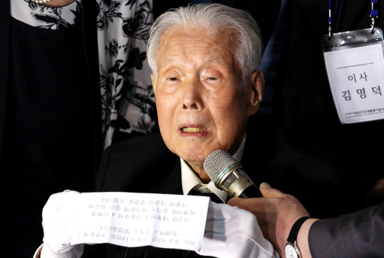 이승만 전 대통령의 양자인 이인수 박사가 1일 오전 서울 강북구 수유동 4·19 묘역 유영봉안소를 참배한 뒤 사과문을 낭독하고 있다. 4·19 혁명 이후 63년 만에 이뤄지는 첫 공식 참배다. 이 자리에서 이 박사는 4·19 혁명 당시 부정선거에 항거하다 숨진 희생자와 유가족에게 사과의 말을 전했다. 문호남 기자