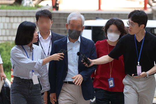 김용 전 민주연구원 부원장의 재판에서 위증을 한 혐의를 받고 있는 전 경기도시장상권진흥원장 이모(왼쪽 세 번째) 씨가 1일 오전 서울중앙지법에서 열린 구속영장 실질심사에 출석하고 있다. 연합뉴스