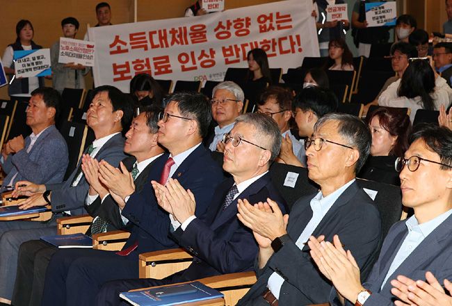 국민연금 제도 개선 방안이 발표된 1일 오전 서울 강남구 코엑스에서 열린 ‘제5차 국민연금 재정계산 공청회’에서 정부 및 민간 전문가 등이 박수를 치고 있다. 연합뉴스