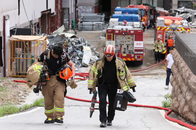 지난달 24일 서울 강남구 한 호텔 리모델링 공사장에서 화재가 발생해 진압 작업에 나선 소방대원들. 소방당국은 실제 화재 등으로 인한 신고가 아닌 허위 신고로 몸살을 앓고 있다.   뉴시스