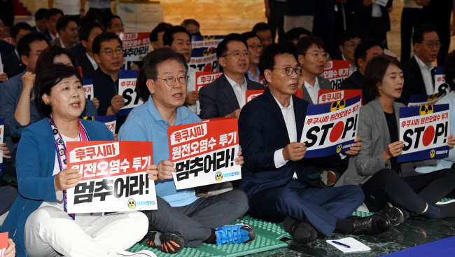 1일 오전 국회 로텐더홀에서 열린 더불어민주당 비상행동 결과보고회에 참석한 이재명(앞줄 왼쪽 두 번째) 대표가 서영교(왼쪽) 최고위원, 박광온(〃 세 번째) 원내대표, 고민정(〃 네 번째) 최고위원 등과 함께 일본 후쿠시마 오염처리수 방류중단촉구 구호를 외치고 있다.  곽성호 기자