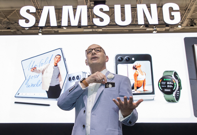 벤자민 브라운 삼성전자 구주총괄 마케팅팀장(상무)이 독일 베를린에서 열리는 유럽 최대 가전전시회인 ‘국제가전박람회(IFA) 2023’의 개막을 하루 앞둔 31일(현지시간) ‘삼성 프레스 콘퍼런스’에서 발표하고 있다. 삼성전자 제공