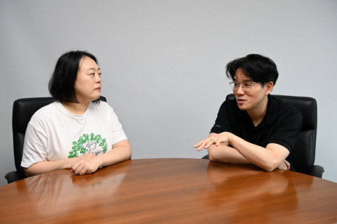 지난달 21일 문화일보에서 함께 인터뷰를 가진 동인 모임 ‘월급사실주의’의 김의경(왼쪽) 작가와 장강명 작가. 문호남 기자