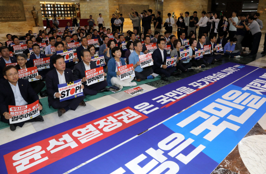 이재명 대표와 박광온 원내대표를 비롯한 더불어민주당 의원들이 1일 국회 본관 로텐더홀에서 열린 후쿠시마 오염수 해양투기 중단촉구 국회 비상행동에서 손 피켓을 들고 구호를 외치고 있다. 뉴시스