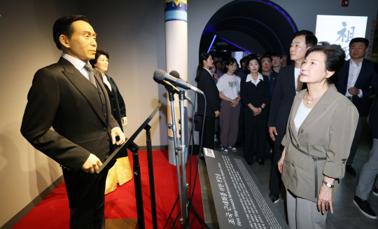 박근혜 전 대통령이 8월 15일 오전 경북 구미시 상모동 박정희 전 대통령 생가를 찾아 추모관에 참배 후 박정희 대통령 역사자료관을 둘러보고 있다. 뉴시스