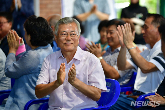 문재인 전 대통령이 지난달 8일 오전 전남 구례군 양정마을에서 열린 ‘섬진강 수해 극복 3주년 생명 위령제’에 참석하고 있다.뉴시스