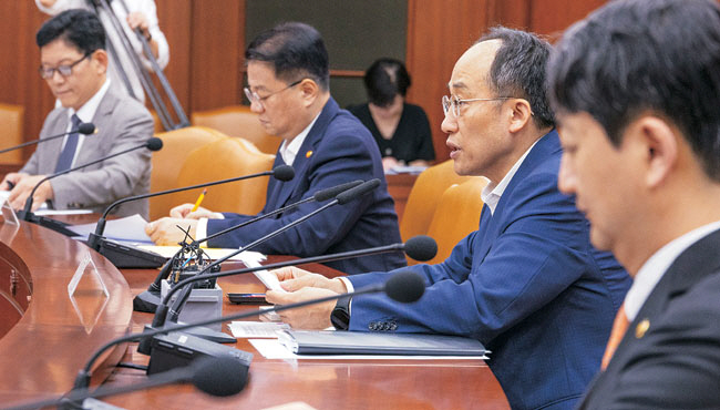 추경호(오른쪽 두 번째) 부총리 겸 기획재정부 장관이 4일 오전 정부서울청사에서 주재한 비상경제장관 겸 수출투자대책회의에서 수출 활성화를 위한 추가 지원 방안을 발표하고 있다. 연합뉴스
