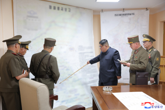 북한군이 한미 연합 ‘을지 자유의 방패’(UFSㆍ을지프리덤실드) 연습에 대응한 전군지휘훈련을 29일 시작한 가운데 김정은 국무위원장이 이날 훈련 현장을 방문했다고 조선중앙통신이 31일 보도했다. 김 위원장이 지도상 계룡대 인근을 가리키며 남한 영토 점령 훈련을 지휘하고 있다. 조선중앙통신 캡처/연합뉴스