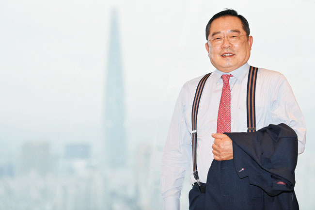 서울 강남구 영동대로 무역센터 트레이드타워에 선 구자열 한국무역협회 회장. 뒤로 마천루인 롯데월드타워가 희미하게 보인다. 구 회장은 “첨단 유망 산업에 관한 연구·개발(R&D)을 지속하고 국내 투자를 유도하는 한편, 통상 파고를 극복해야 할 시기”라고 현 경제 상황을 진단했다. 문호남 기자