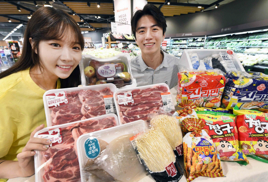 서울 강서구 ‘홈플러스 메가푸드마켓’에서 모델들이 ‘베스트10 기획전’ 상품을 소개하고 있다. 홈플러스 제공