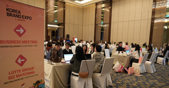 지난 5일 롯데가 대한무역투자진흥공사(KOTRA)와 진행한 ‘대한민국 브랜드 엑스포 in 자카르타’ B2B 수출상담회에서 국내 중소기업이 현지 유통기업과 수출상담을 진행하고 있다. 롯데그룹 제공