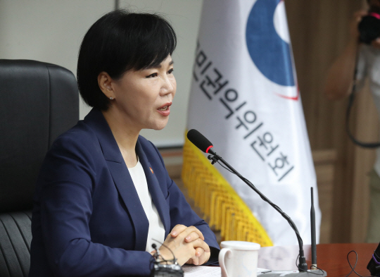 전현희 국민권익위원장이 지난 6월 26일 정부서울청사에서 기자 간담회를 하고 있다. 뉴시스