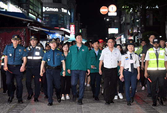 5일 오후 8시 30분쯤 경기 안산시 단원구 원곡동 일원에서 이민근 안산시장과 홍기현 경기남부경찰청장 등 일행이 치안 활동을 벌이고 있다. 안산시청 제공