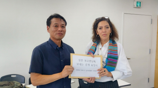 황인철 KAL기납치피해자가족회 대표와 엘리자베스 살몬 유엔 북한인권특별보고관. KAL기납치피해자가족회 제공