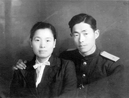 조선인민군 보안간부훈련대대부 구락부장 겸 합주단장 복무 당시 인민군 복장의 정율성(오른쪽) 소좌. 왼쪽은 아내 당쉐쑹(丁雪松). 이들 부부는 6·25전쟁 남침 초기 인민군 독려를 위해 서울에 내려왔다. 문화일보 자료사진